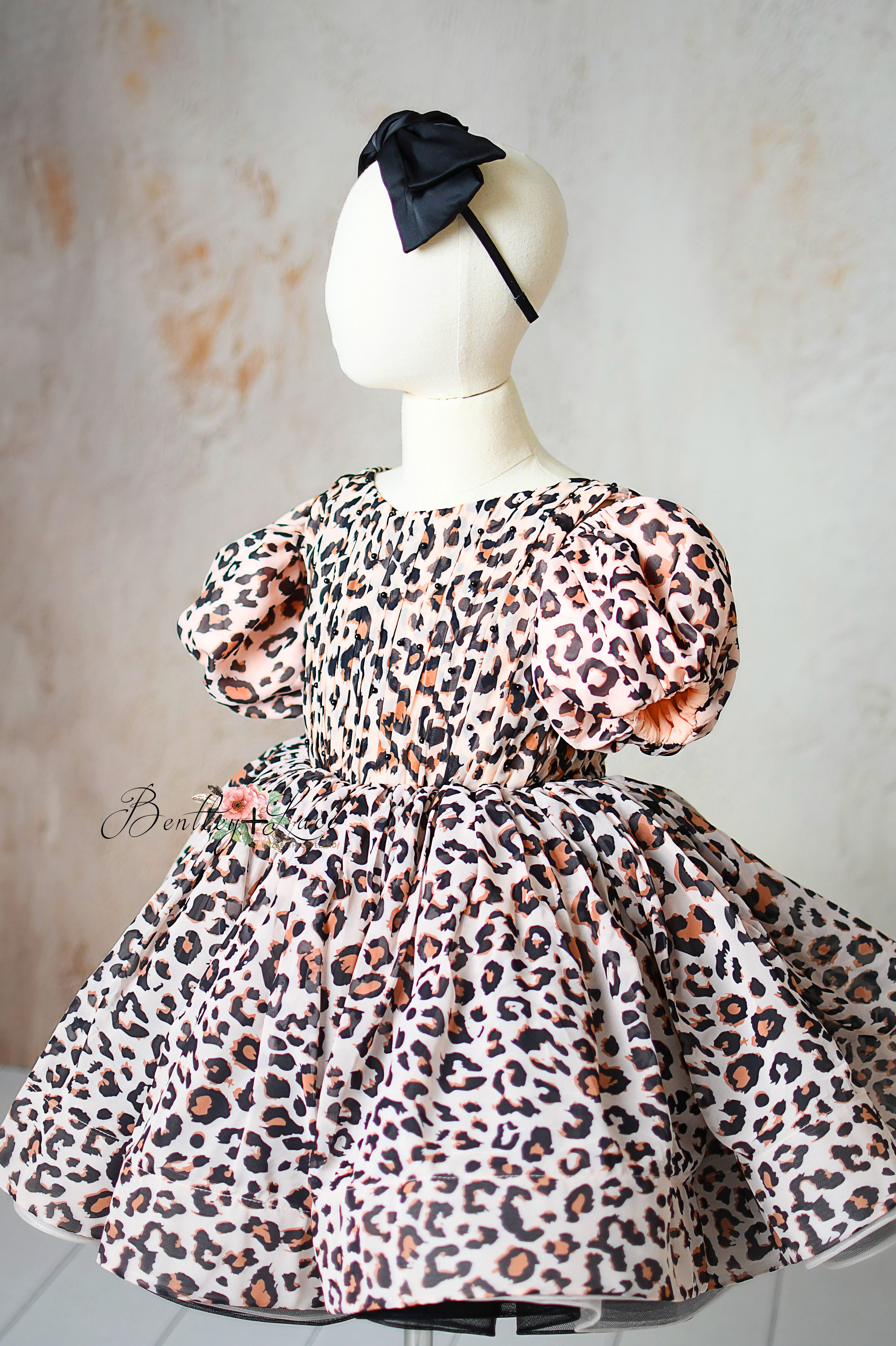 "Leopard print petal-length dress for girls with removable puff sleeves, perfect for photography sessions."