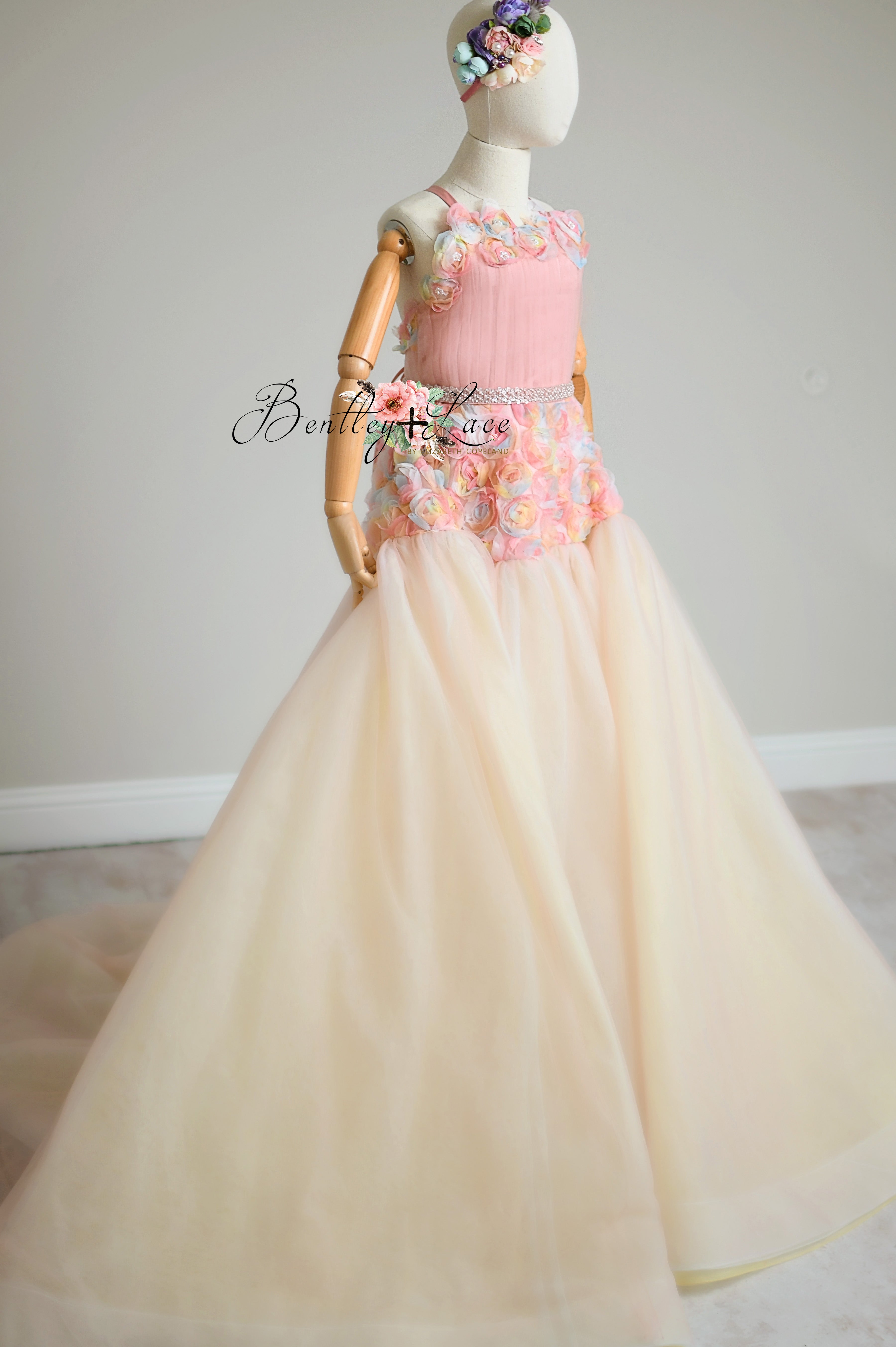 Flower-themed gown for photography sessions - A stunning and custom-designed floral dress perfect for capturing the beauty of spring. Vibrant petals and intricate details make this gown an ideal choice for children and adults during memorable photoshoots.