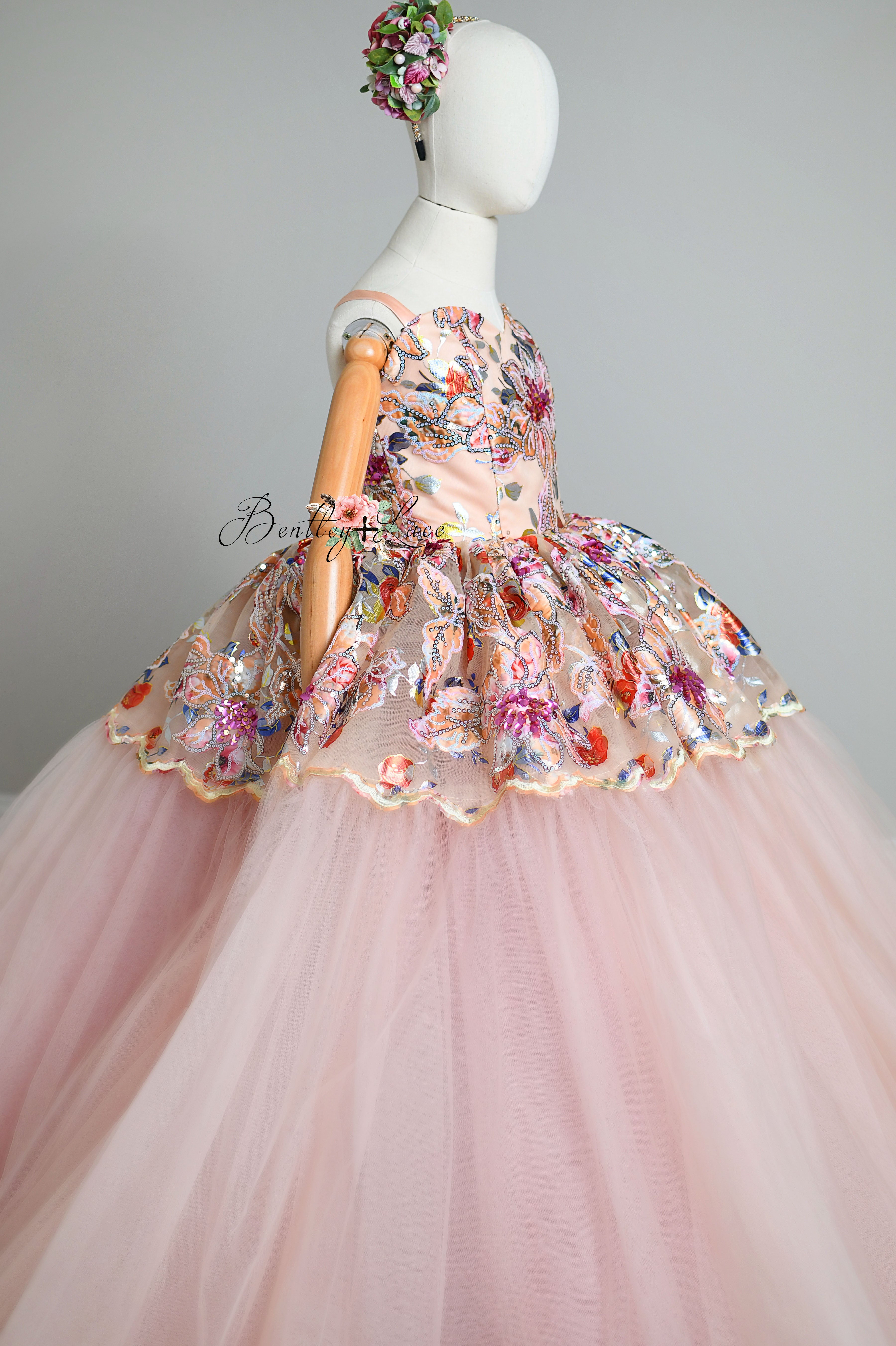 detachable sleeves and floor long gown