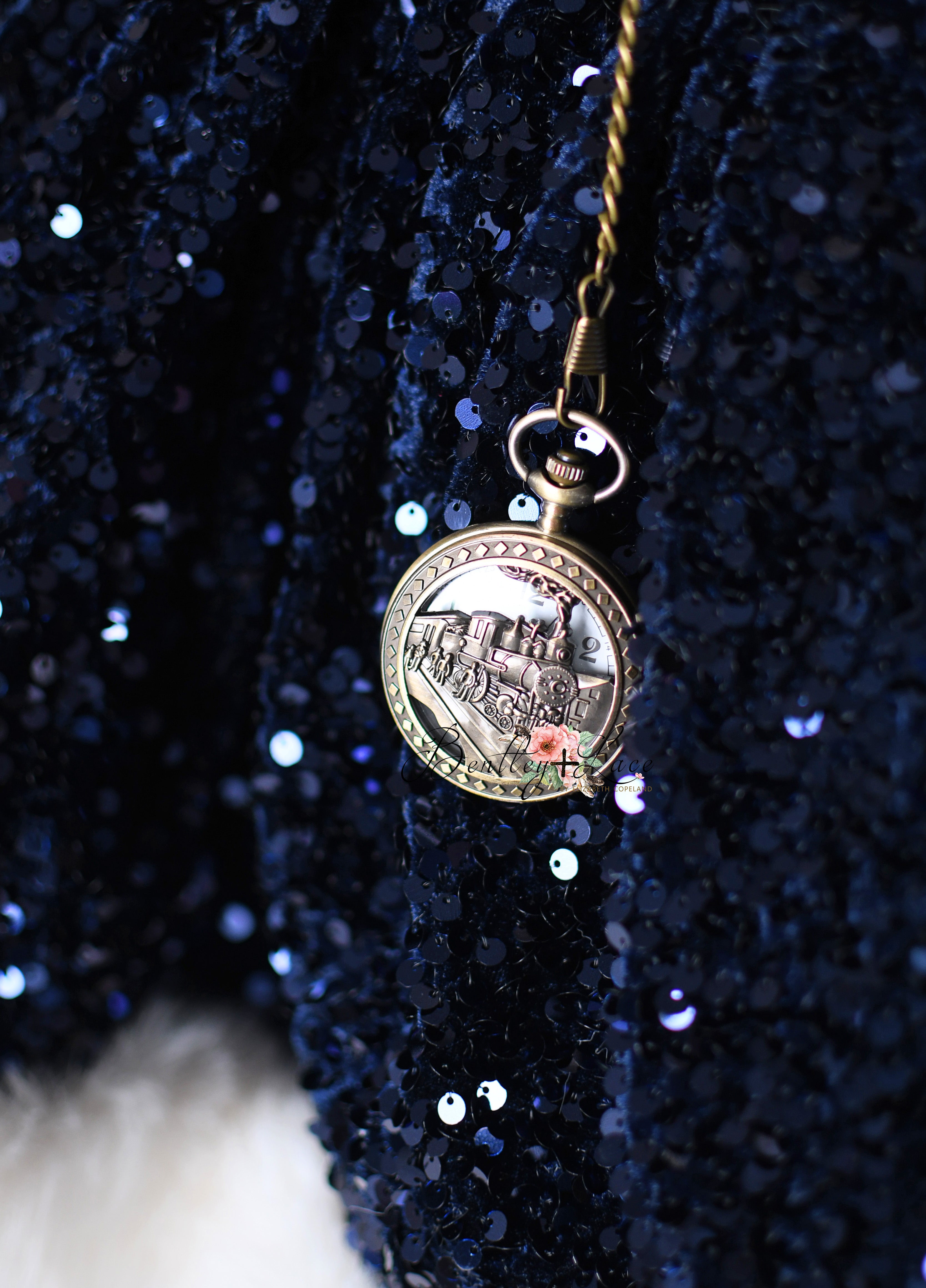 Decorative keychain with a circular design on a blue textured background