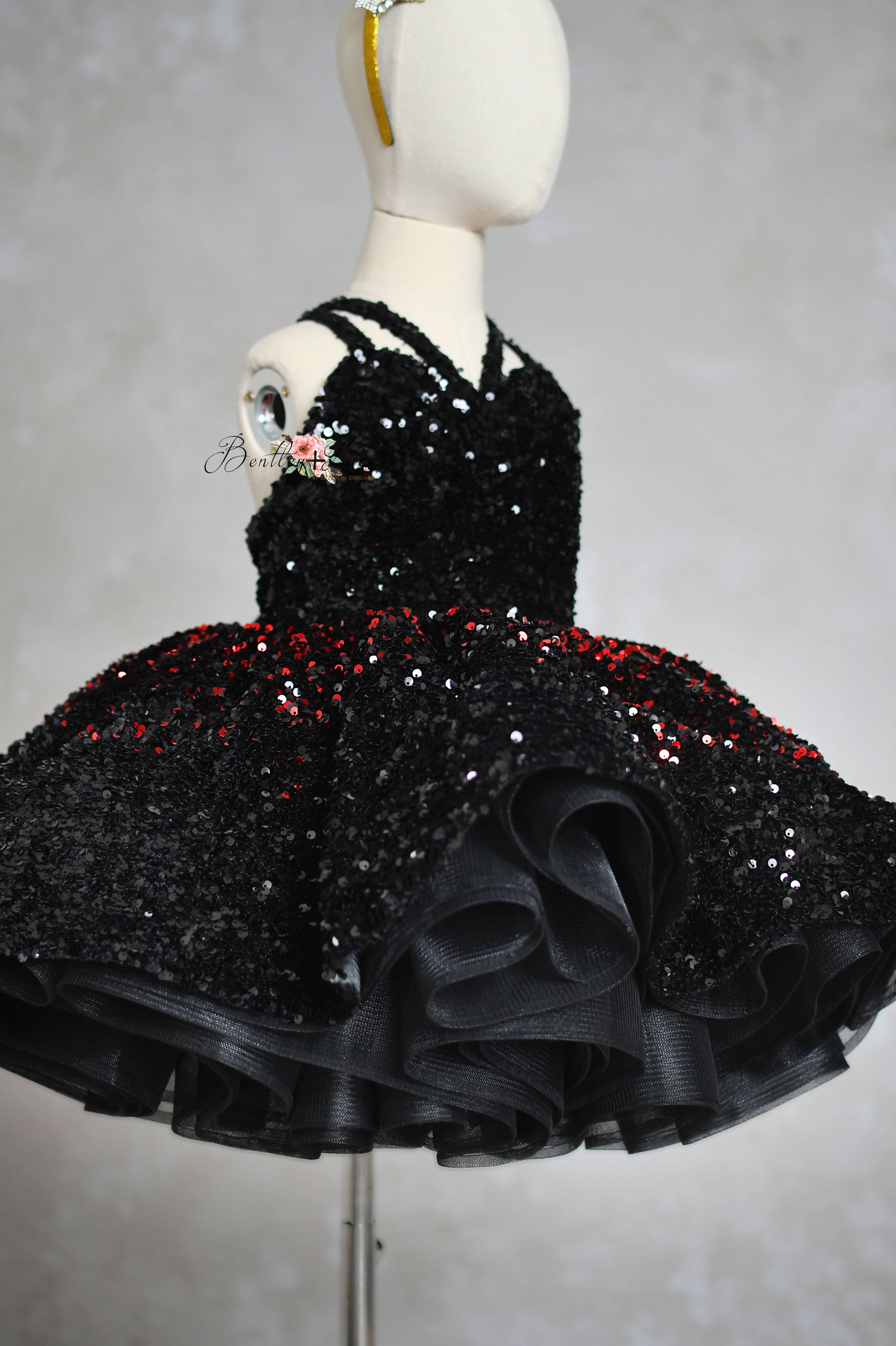 Stylish short dress in ombre red and black sequin velvet, featuring an elastic waist and adjustable ties.