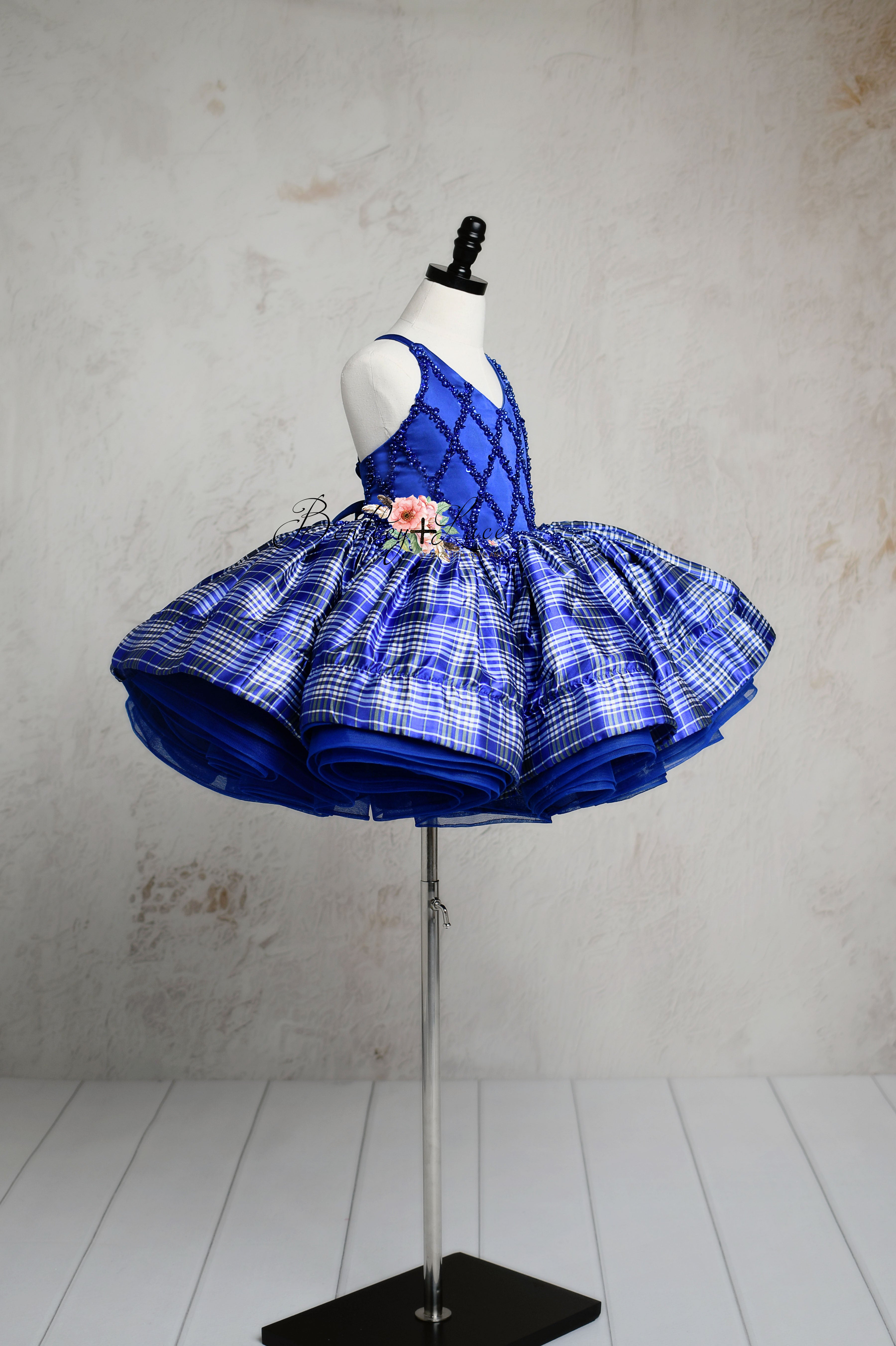 Dress for girls with soft bodice and detachable jacket, perfect for winter photos.