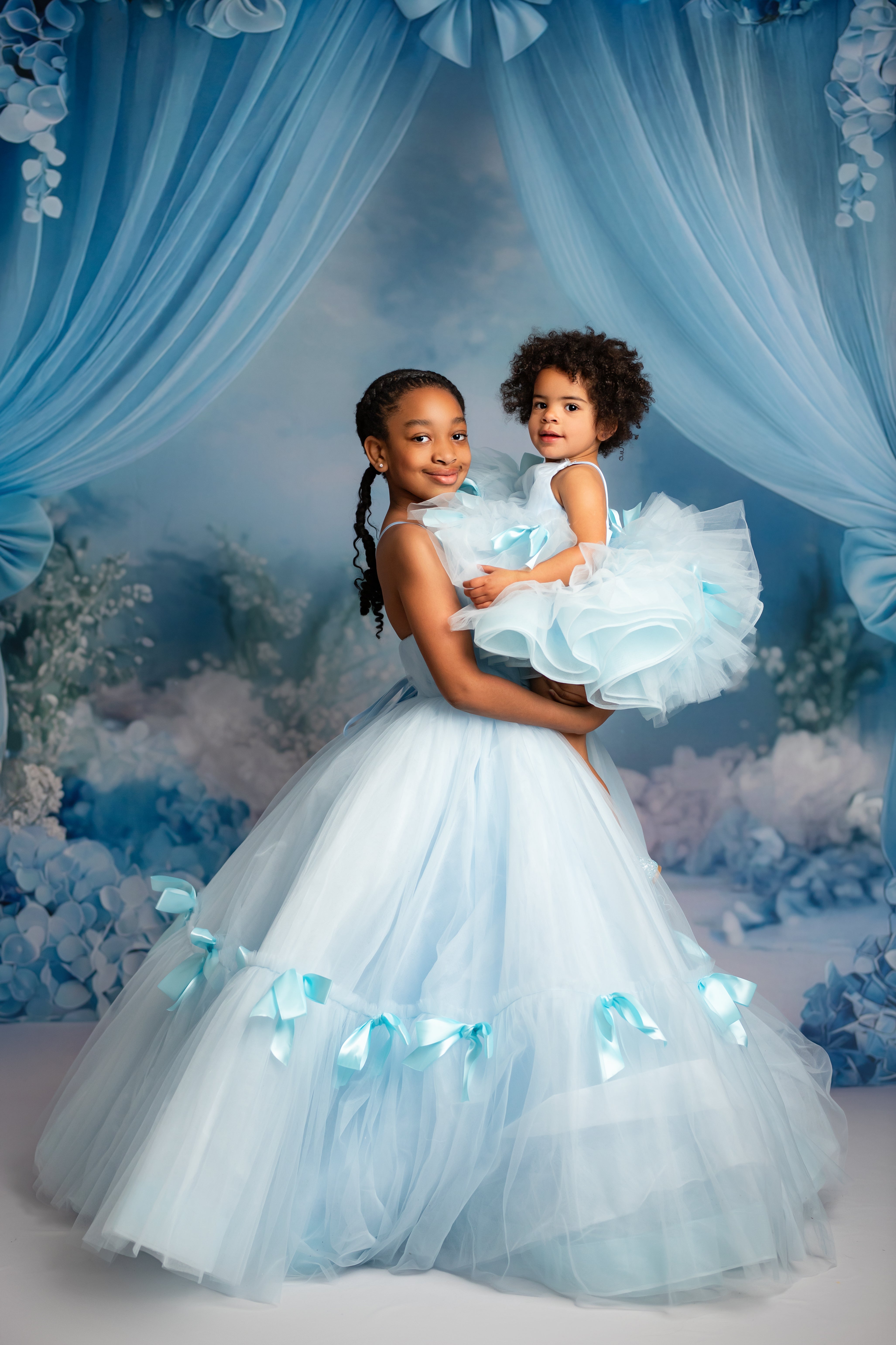 Elegant short tulle dress featuring a rounded neckline and adjustable ties.