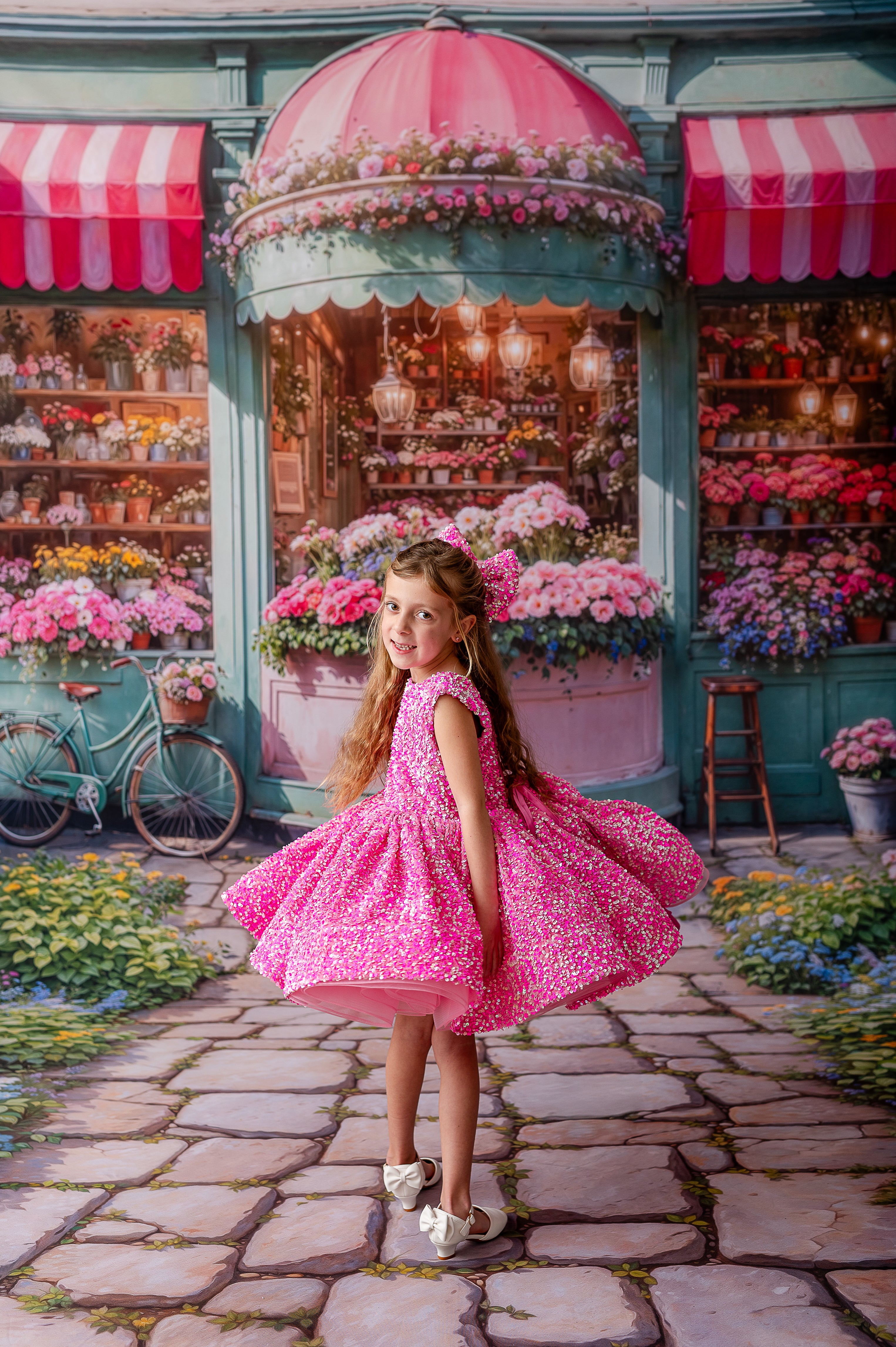 Perfect for photography sessions, this dress shines with vibrant sequins and delicate lace details.