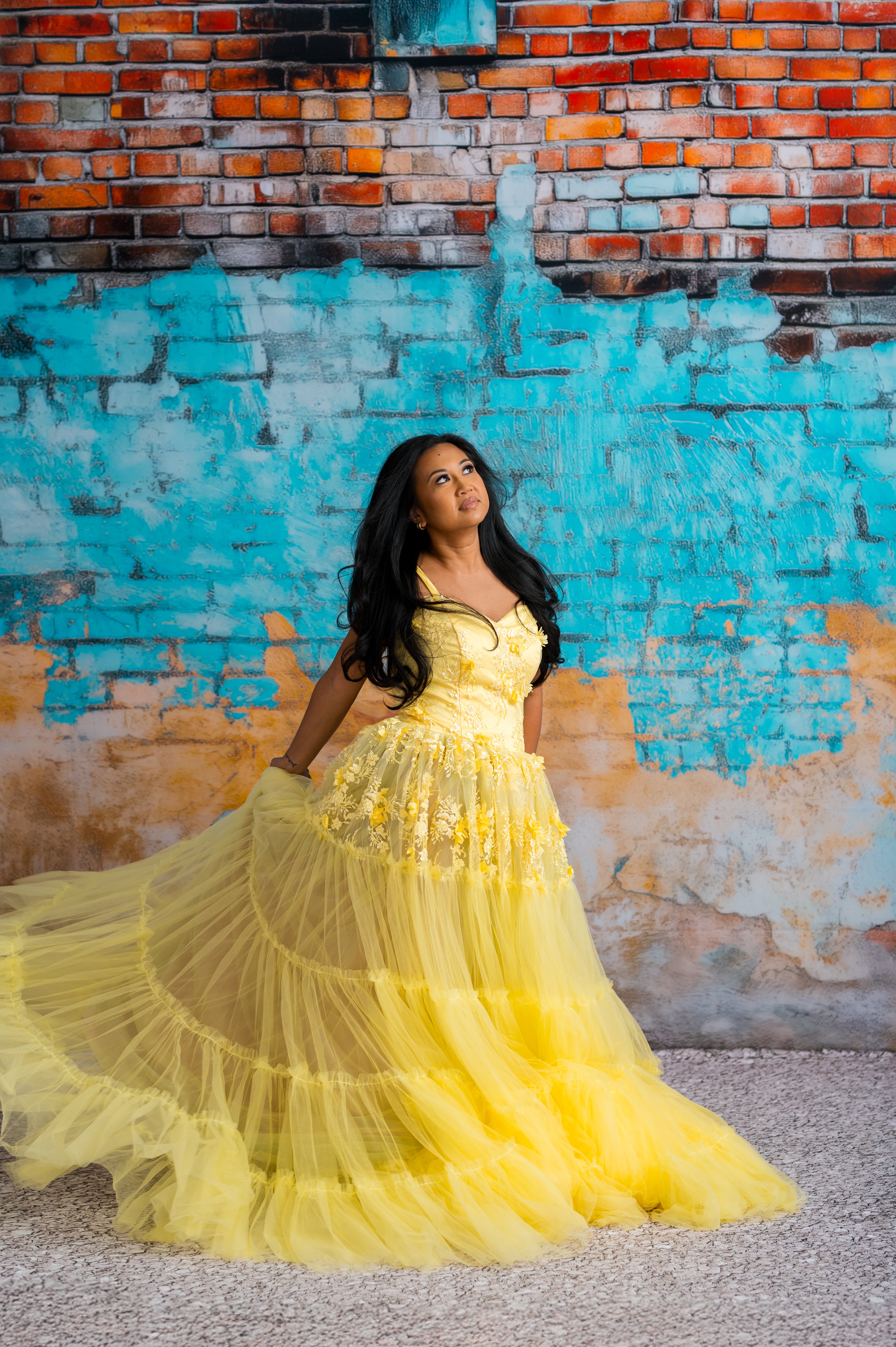 Beautiful yellow gown worn by a stunning momma.