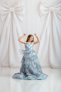 Whimsical chiffon dress with detachable puff sleeves and flowing skirt

