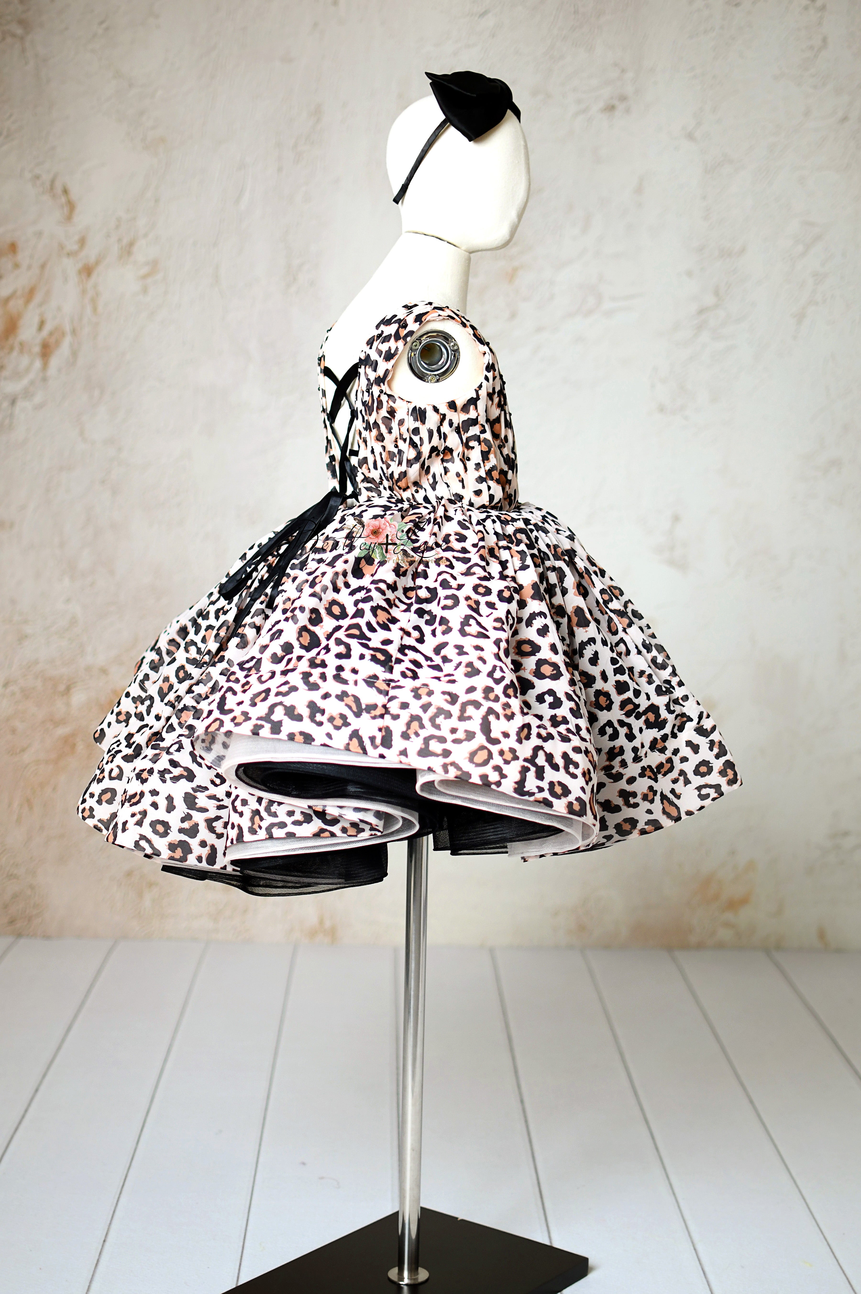 "Removable puff sleeves on a chic leopard print dress for 6 to 8-year-olds."
