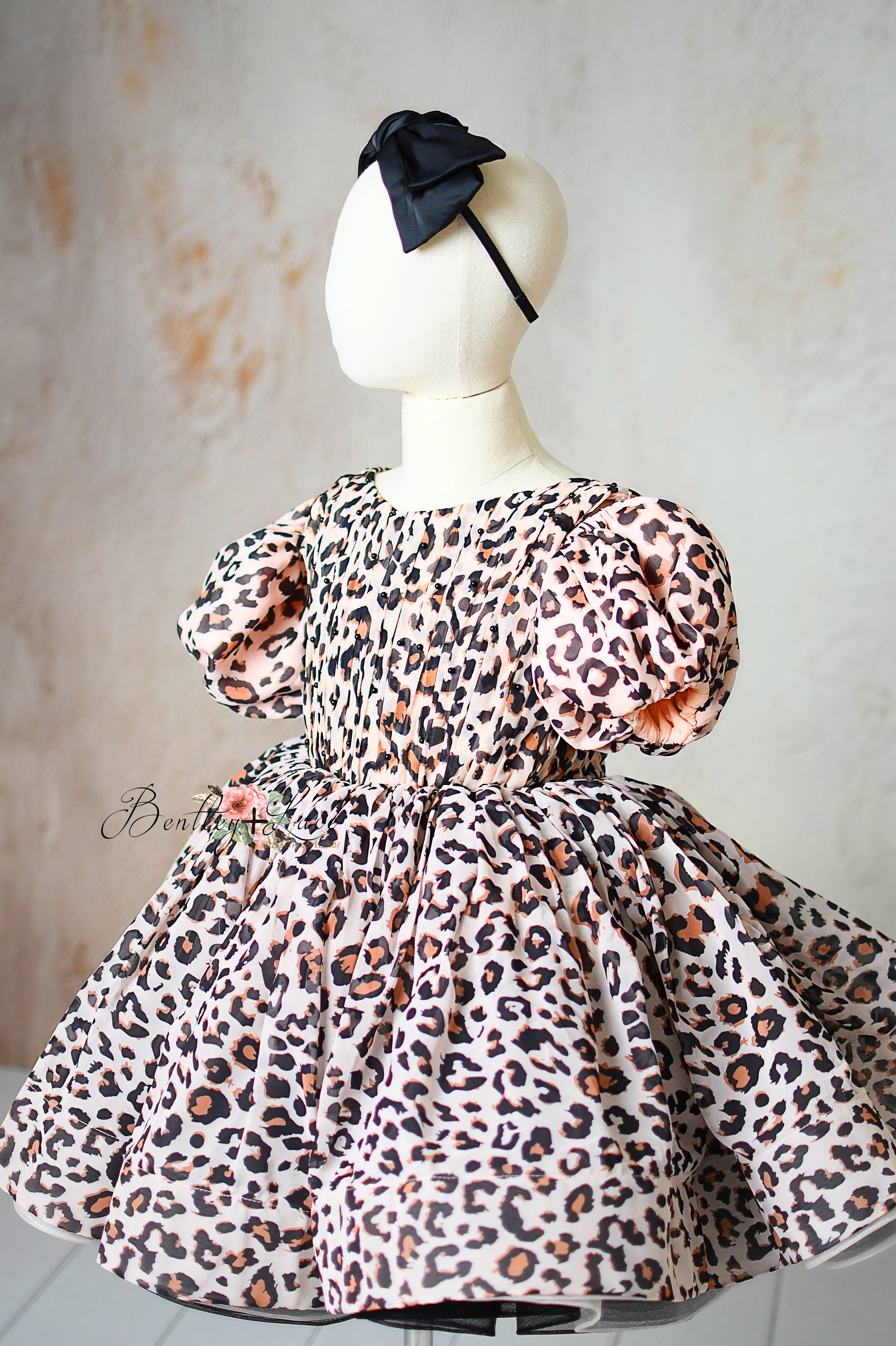 "Leopard print petal-length dress for girls with removable puff sleeves, perfect for photography sessions."
