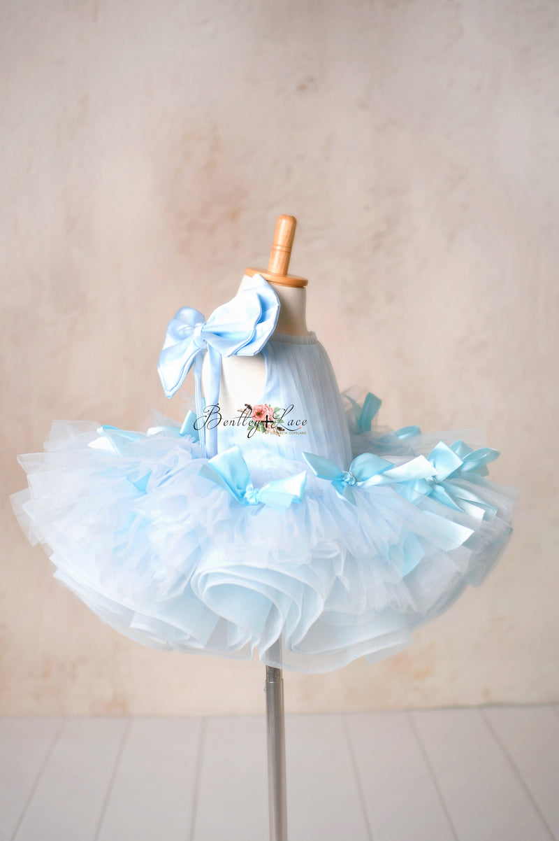 Chic and feminine short gown with adjustable shoulder ties and bow details.

