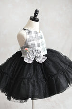 Comfortable girls' holiday dress with a trendy tulle skirt.