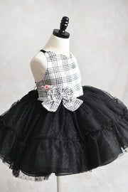 Comfortable girls' holiday dress with a trendy tulle skirt.