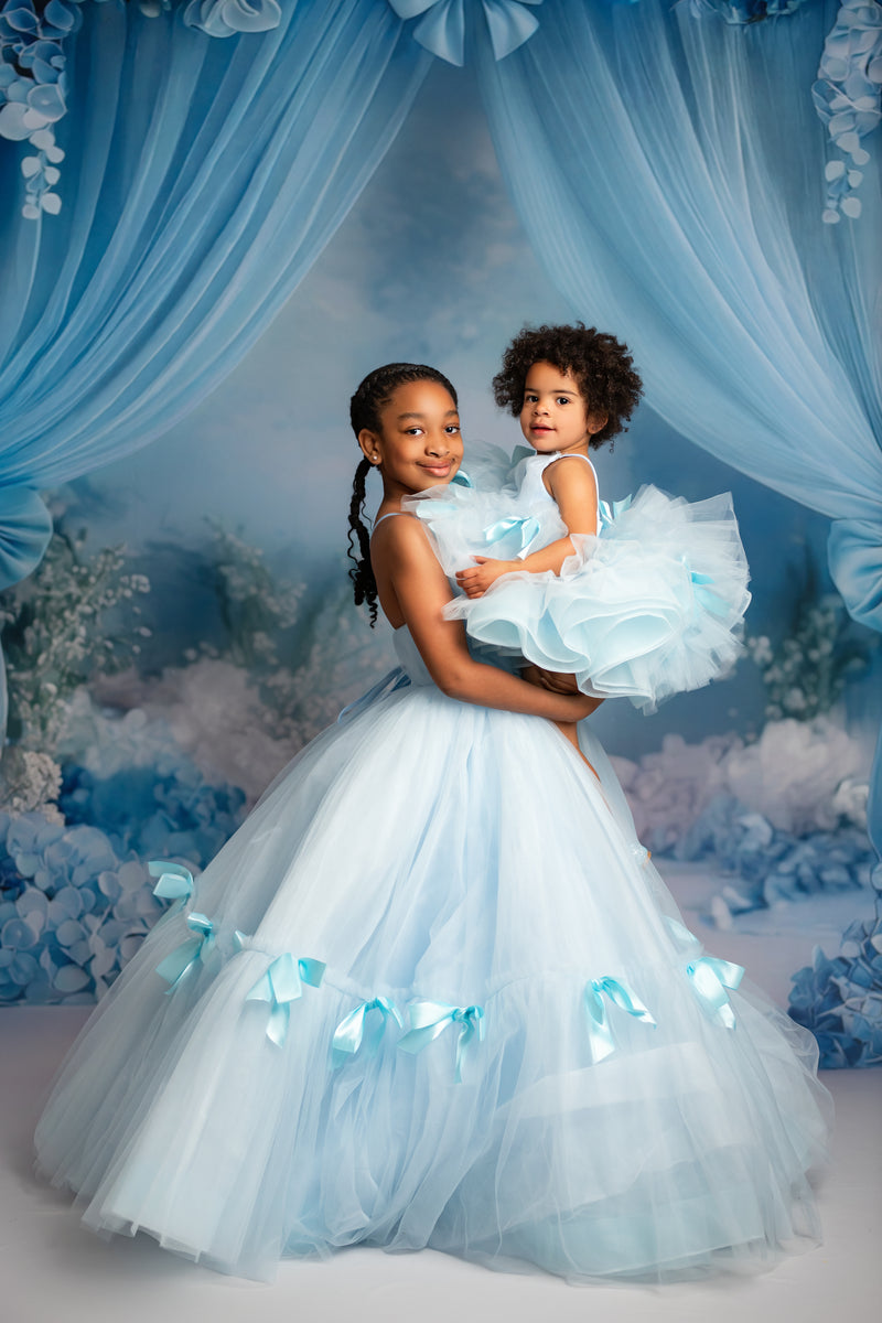 Elegant short tulle dress featuring a rounded neckline and adjustable ties.

