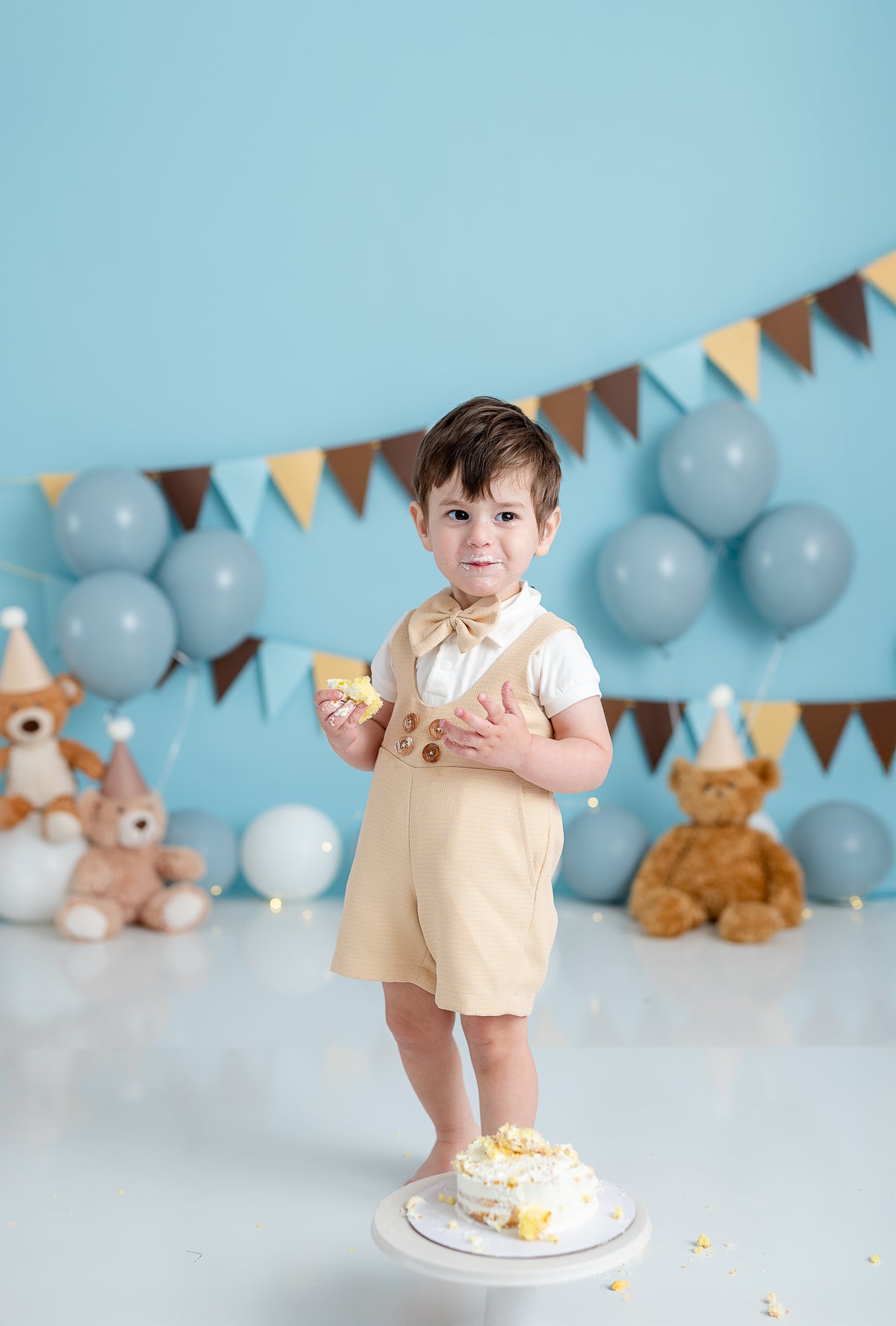 ​Stylish natural-colored suspender shorts with adjustable straps, pleats, and cuffs for a sophisticated look.​
