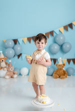 ​Stylish natural-colored suspender shorts with adjustable straps, pleats, and cuffs for a sophisticated look.​
