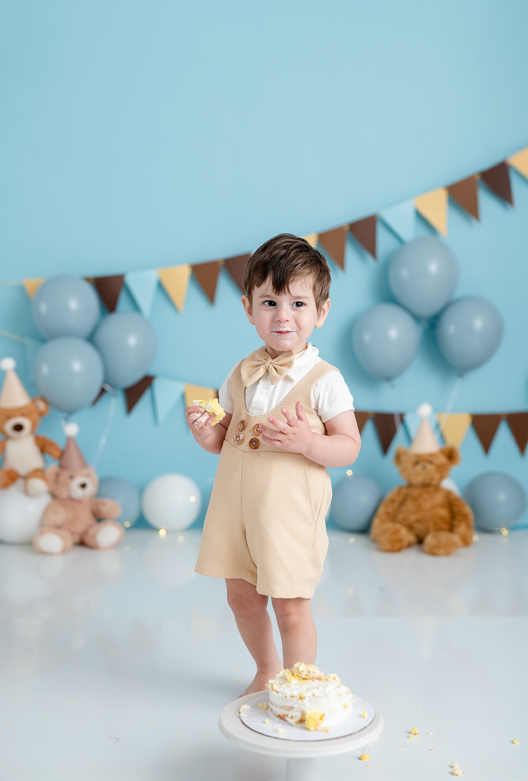 ​Stylish natural-colored suspender shorts with adjustable straps, pleats, and cuffs for a sophisticated look.​
