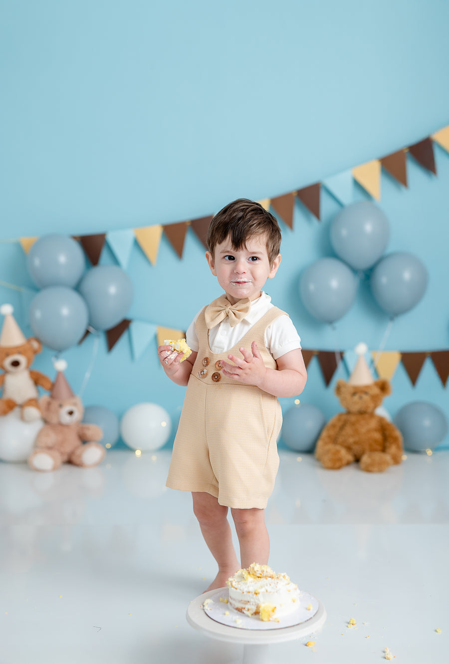​Stylish natural-colored suspender shorts with adjustable straps, pleats, and cuffs for a sophisticated look.​
