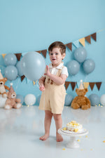 ​Boys' tailored suspender shorts made from sustainable linen, designed with pleats and adjustable straps.​

