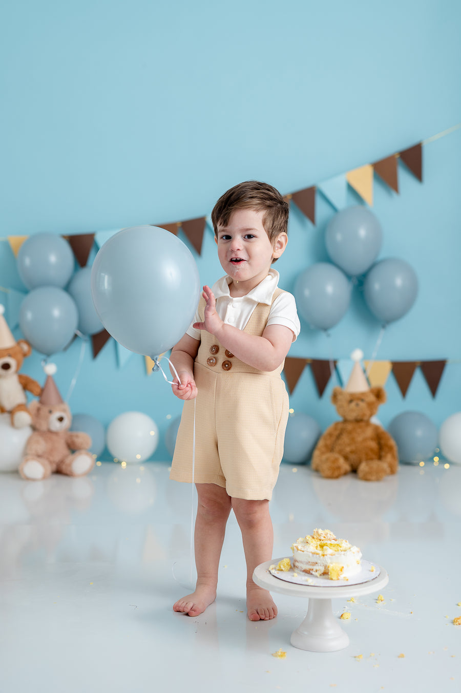 ​Boys' tailored suspender shorts made from sustainable linen, designed with pleats and adjustable straps.​


