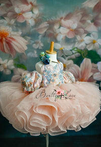 RETIRED RENTAL NEW CONDITION "Mae" -   Petal  length ( 5 Year - Petite 6 Year)