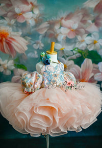 RETIRED RENTAL NEW CONDITION "Mae" -   Petal  length ( 5 Year - Petite 6 Year)